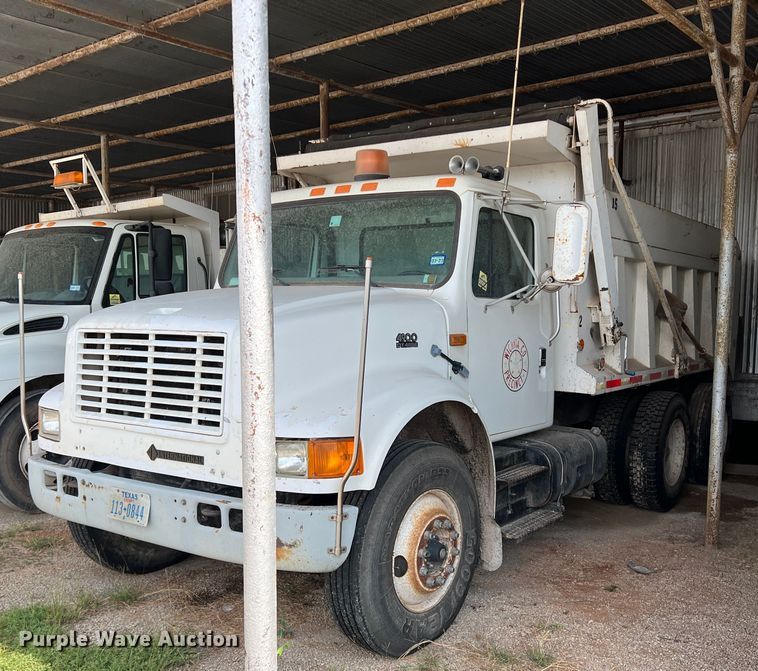 1998 International 4900  dump truck - LB9337