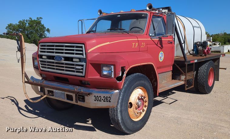 1985 Ford F700 flatbed truck - LY9311