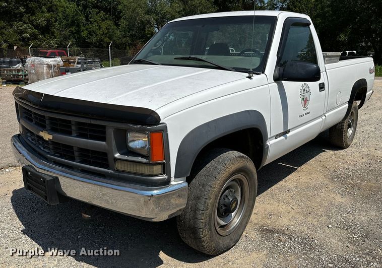 2000 Chevrolet K2500  pickup truck - OC9159