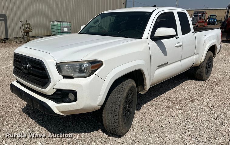 2017 Toyota Tacoma  Access Cab pickup truck - DM8260