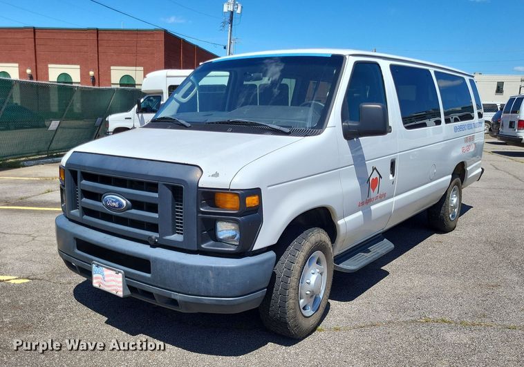 2014 Ford E350 Super Duty van - DP5225