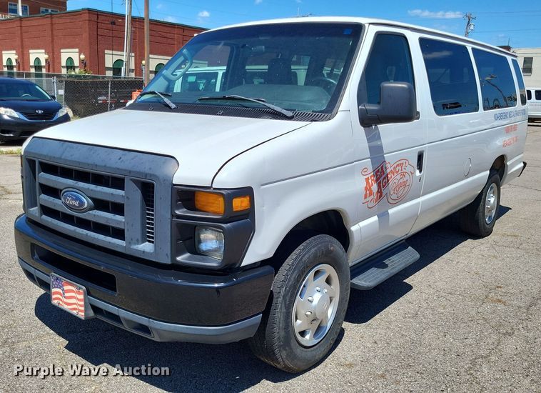 2014 Ford E350 Super Duty van - DP5227