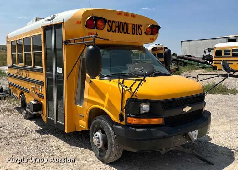 2004 Chevrolet Express G3500  school bus - DQ1402