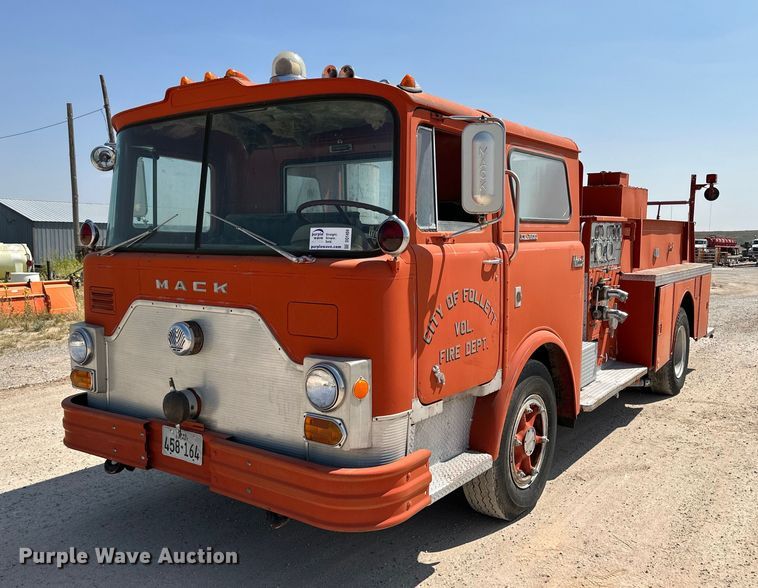 1970 Mack CF-600  pumper fire truck - DQ1404