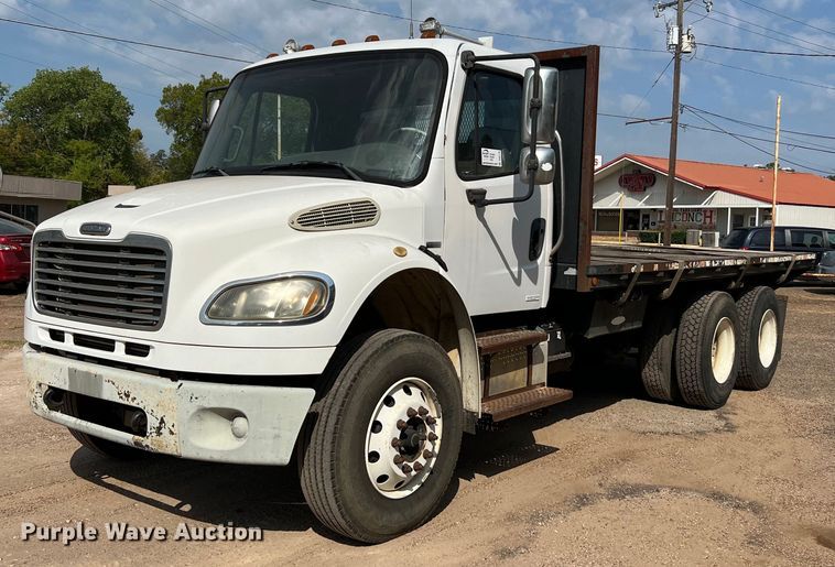 2006 Freightliner Business Class M2  flatbed truck - DQ2176