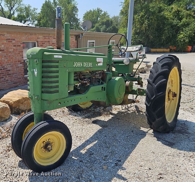 1950 John Deere B  tractor - LM9129