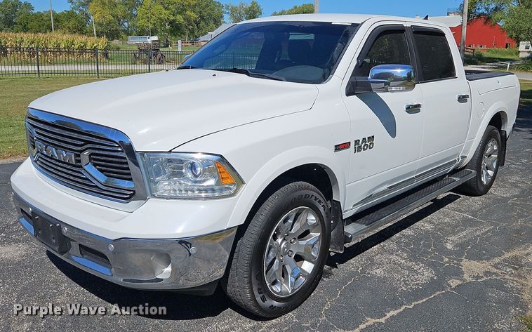 2016 Dodge Ram 1500 Limited  Crew Cab pickup truck - LM9133