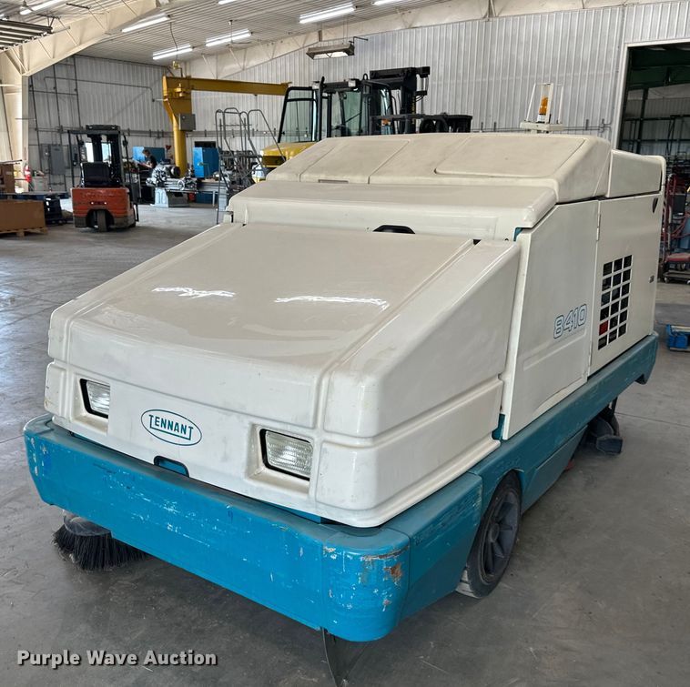Tennant  8410 sweeper - LQ9016