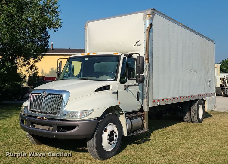 2009 International 4300 DuraStar  box truck - MJ9295