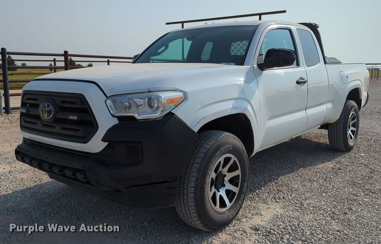 2019 Toyota Tacoma  Access Cab pickup truck - MX9369