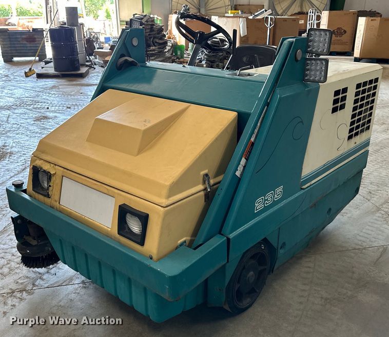 Tennant 235 sweeper - NL9028