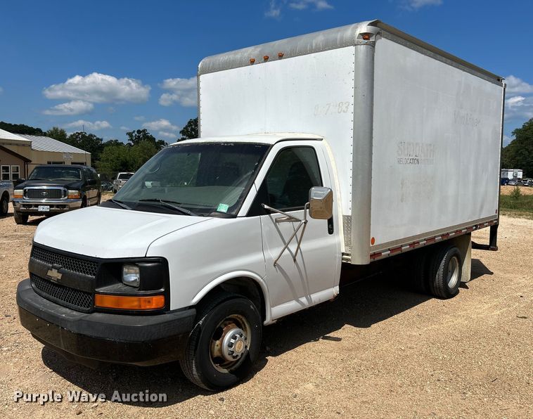 2005 Chevrolet Express 3500  box truck - NL9572