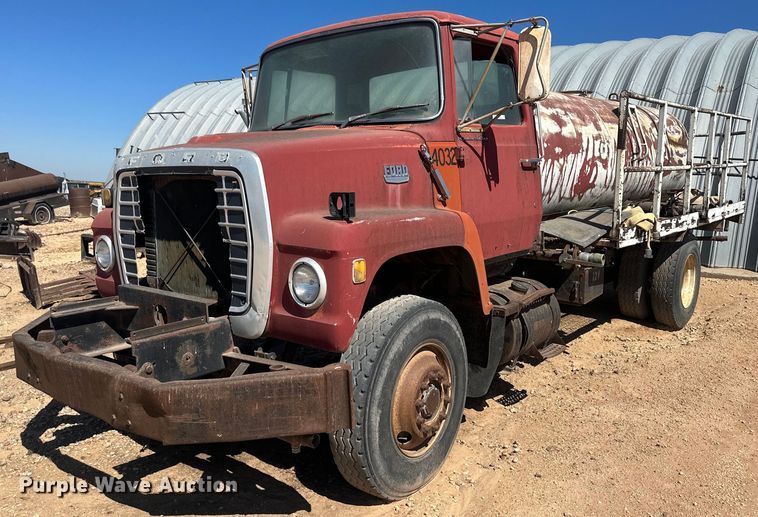 1976 Ford 8000  water truck - OC9331