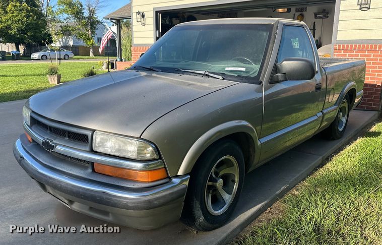 2001  Chevrolet S10  pickup truck - OC9387