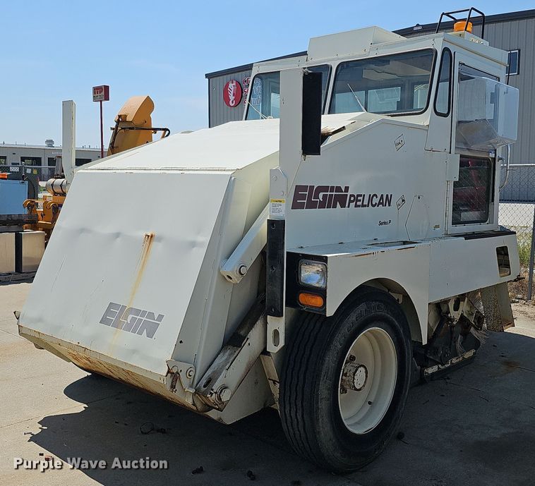 1992 Elgin Pelican Series P  street sweeper - DO2747