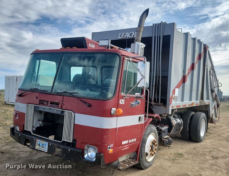 1997 Volvo WXLL  refuse truck - LQ9225