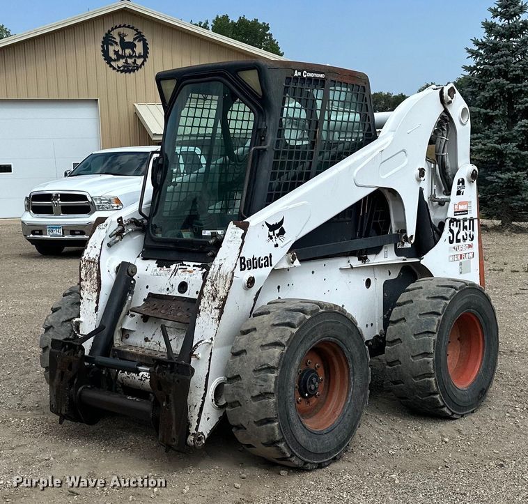 2004 Bobcat S250  skid steer loader - MQ9384