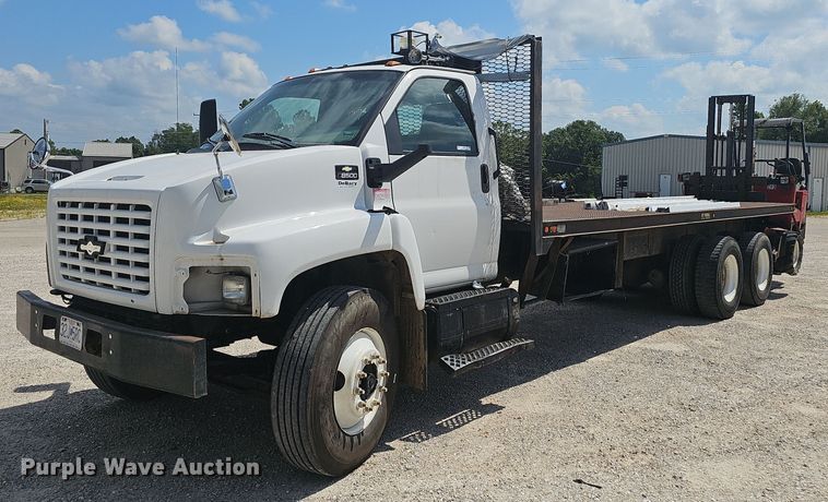 2005  Chevrolet C8500  flatbed truck - NT9961