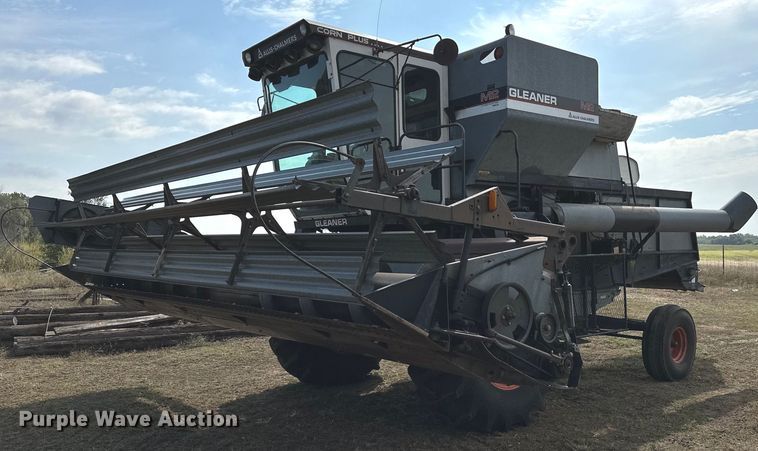 1981 Gleaner M2  combine - NX9724