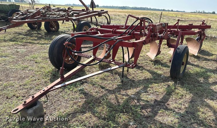 Massey Ferguson 84  plow - NX9728