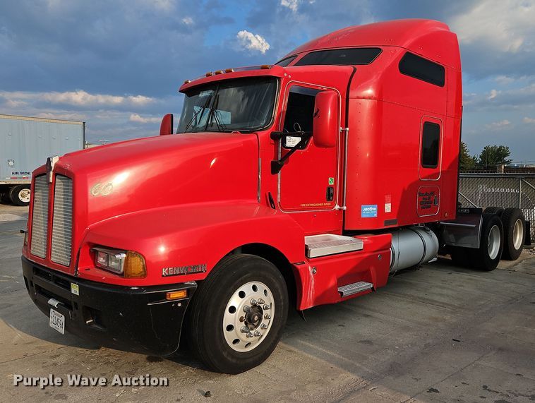 2007 Kenworth T600  semi truck - DP2411