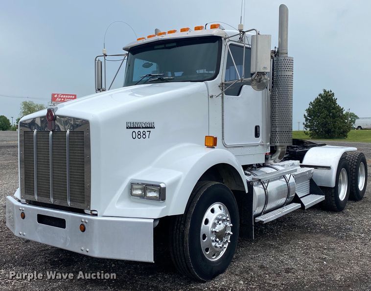 2003 Kenworth T800 semi truck - KB9447