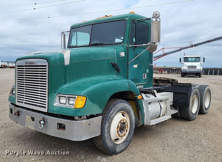 1999 Freightliner FLD112  semi truck - LS9726