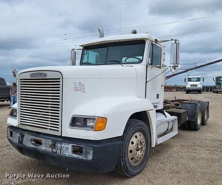 1996 Freightliner FLD120  semi truck - LS9727