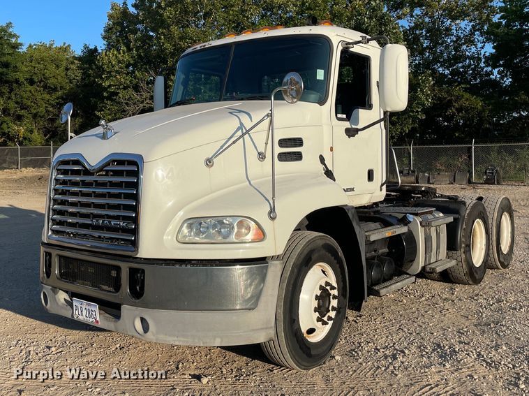2013 Mack CXU613  semi truck - LV9800