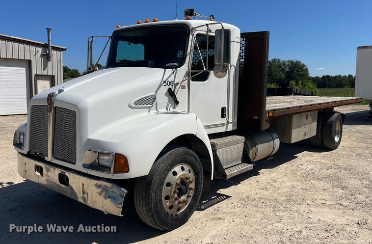 2004 Kenworth T300  flatbed truck - MG9403