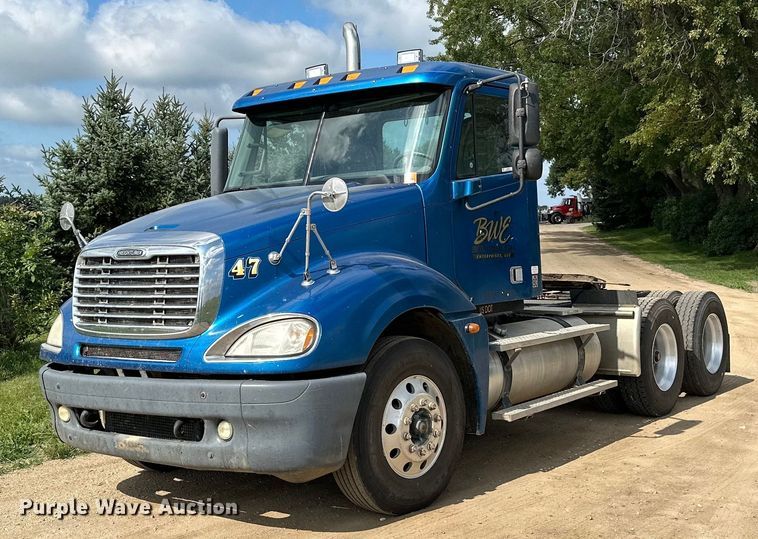 2005 Freightliner Columbia  semi truck - MQ9379