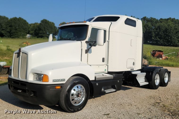 2005 Kenworth T600  semi truck - OG9385