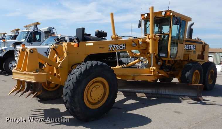 2001 John Deere 772CH motor grader - DN8686