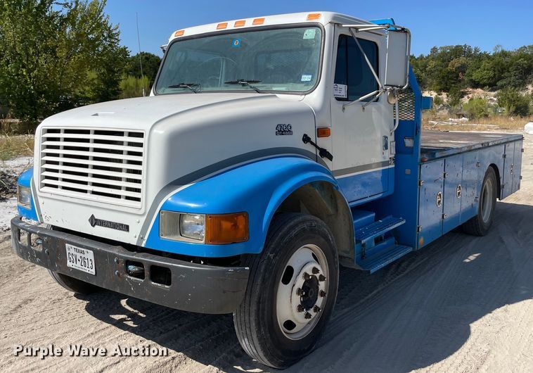 2001 International 4700  flatbed truck - DM0373