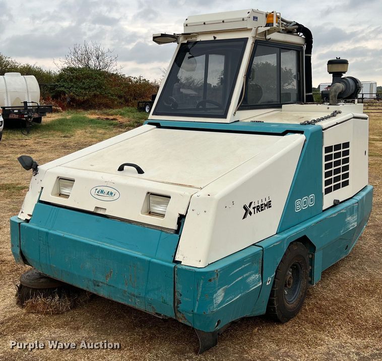 Tennant 800  sweeper - DN3151