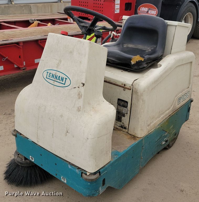 Tennant 6100  sweeper - IQ9902