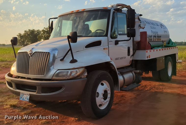 2012 International 4300  vacuum truck - KB9391