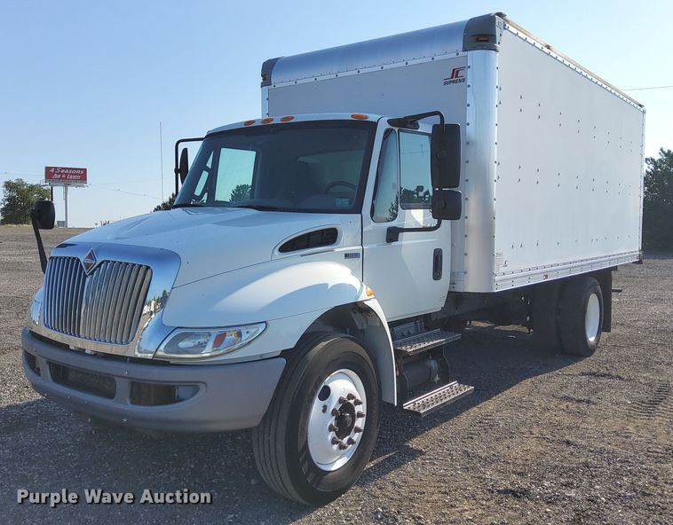 2014 International 4300 SBA  box truck - KW9030