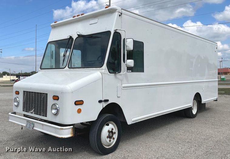 2001 Freightliner MT45 delivery truck - LV9806