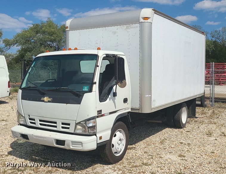 2007 Chevrolet  W4500 box truck - MJ9335