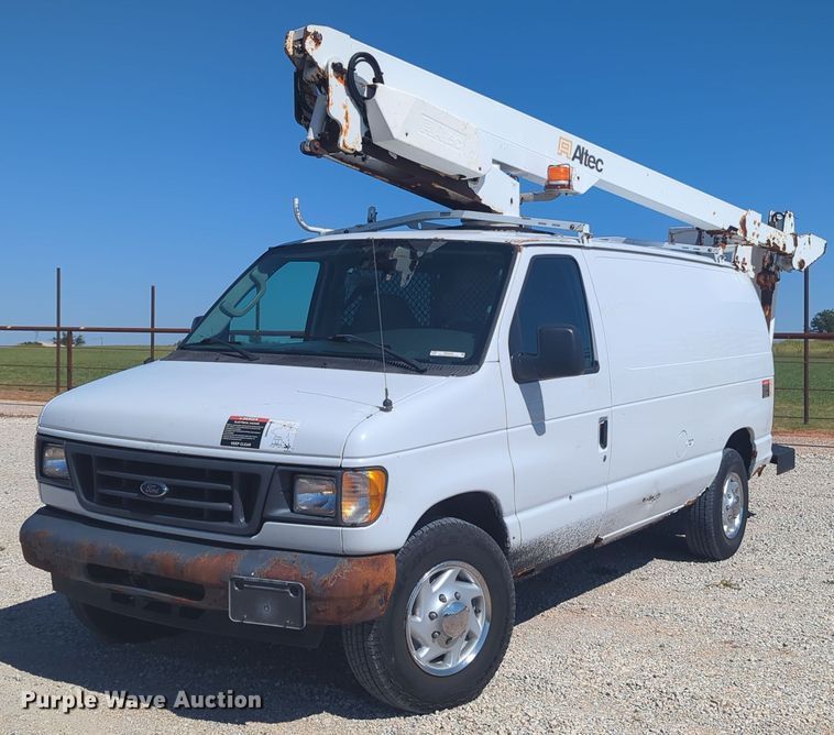 2006 Ford E350 Super Duty  van with bucket lift - MX9332
