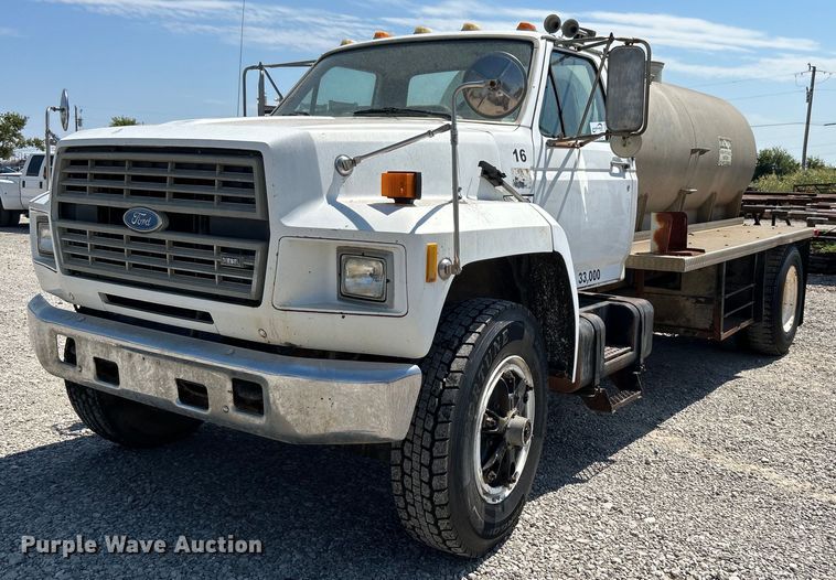 1988 Ford F700  tank truck - DJ6308