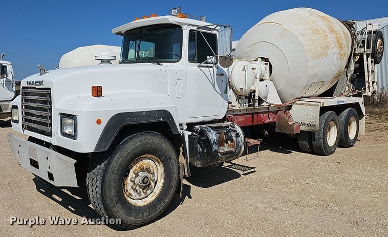 1993 Mack RD690S  ready mix truck - DQ1088