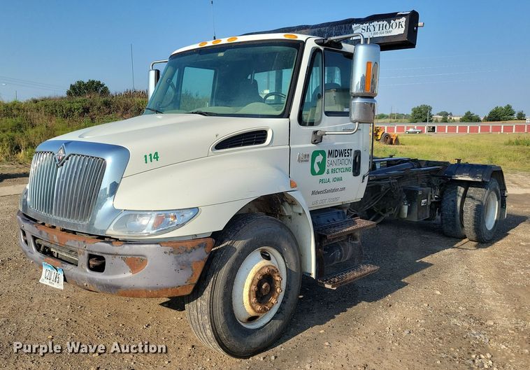 2007 International 4300  hook lift truck - IQ9931