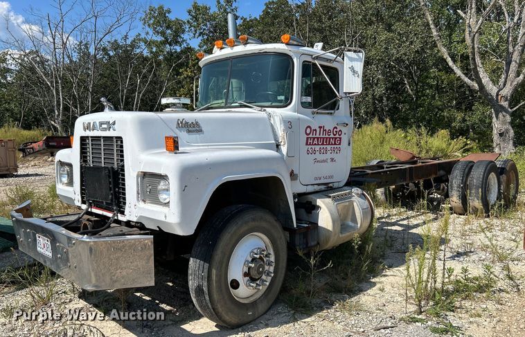 1989 Mack RD688S  truck cab and chassis - KH9810
