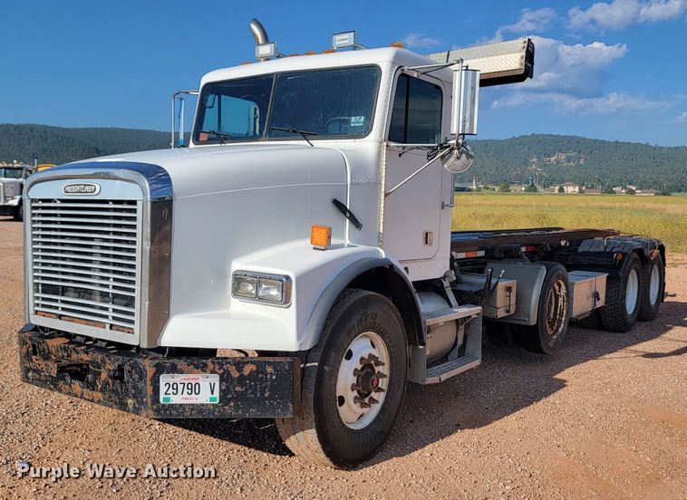 1999 Freighliner  roll-off container truck - KS9231