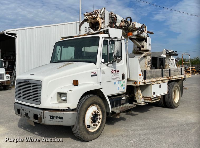 2001 Freightliner FL70  digger derrick truck - LV9797