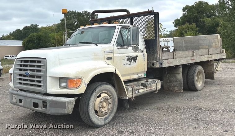 1995 Ford F800  flatbed truck - MQ9399