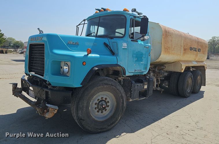 1992 Mack DM690S  water truck - NJ9766