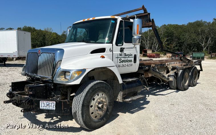 2004 International 7400 roll-off container truck - NL9670